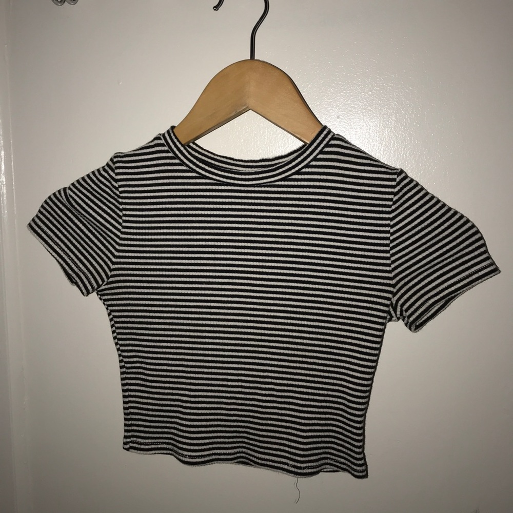 X-small cute black and white cropped top!